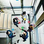 Disc ACADEMY týmová práce, obchodní jednání, moderní prostory, profesionální prostředí, vzdělávání, firemní školení, sídlo společnosti, interiér kanceláře, podnikatelské Westfield, holistický přístup k rozvoji, podporovaná spolupráce, diskuzní schůzka, moderní kancelářské prostředí, inspirativní pracovní prostředí.
